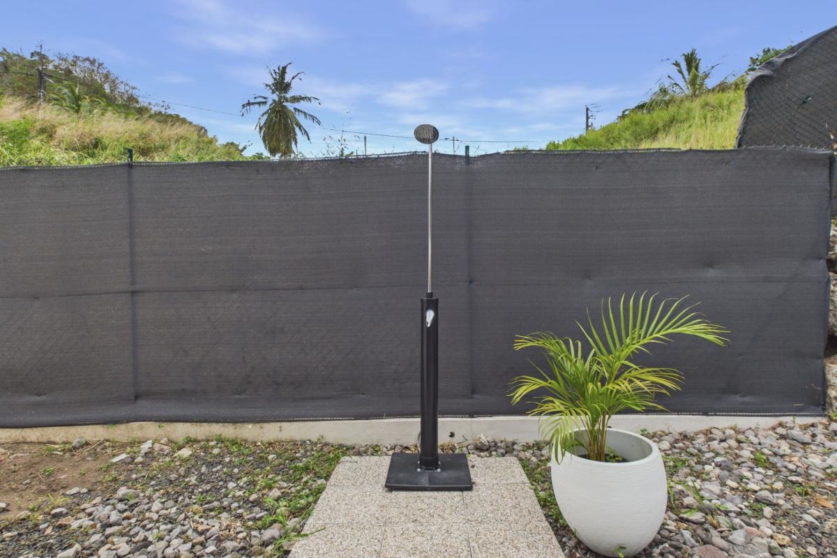 Location trois ilets 8 personnes martinique -douche extérieure